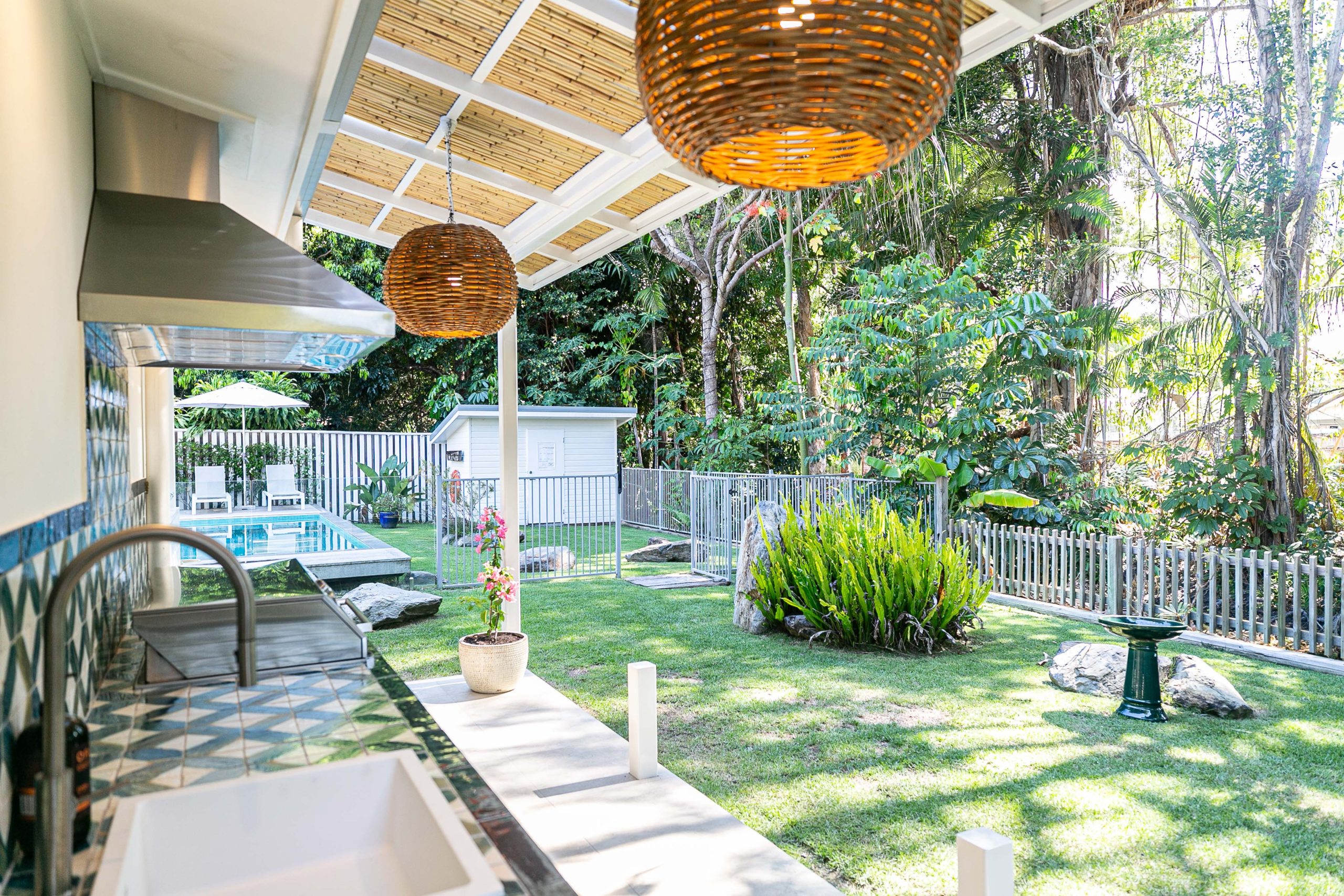 garden-pool-bbq-pineapple-petes-beach-house-port-douglas